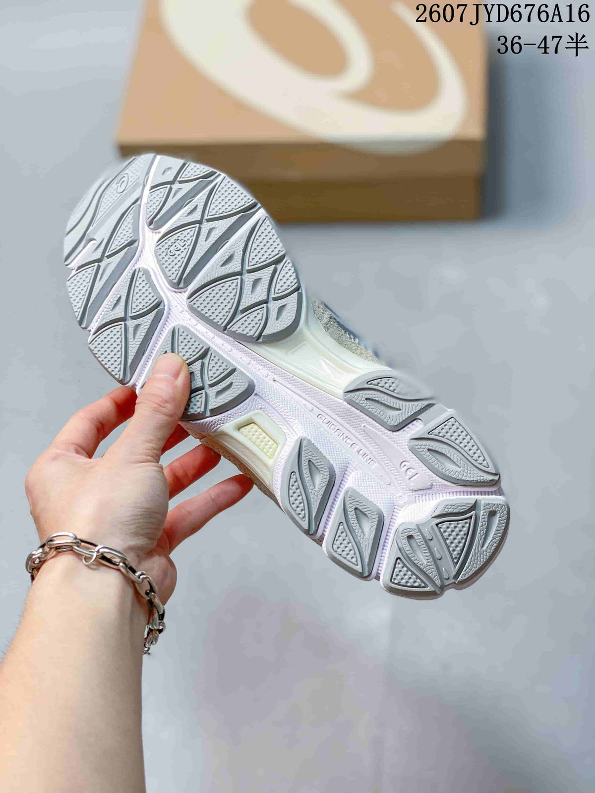 ASICS GEL-NYC Sneakers in Gray Cream 2607JYD676A16 - product image from the listing.