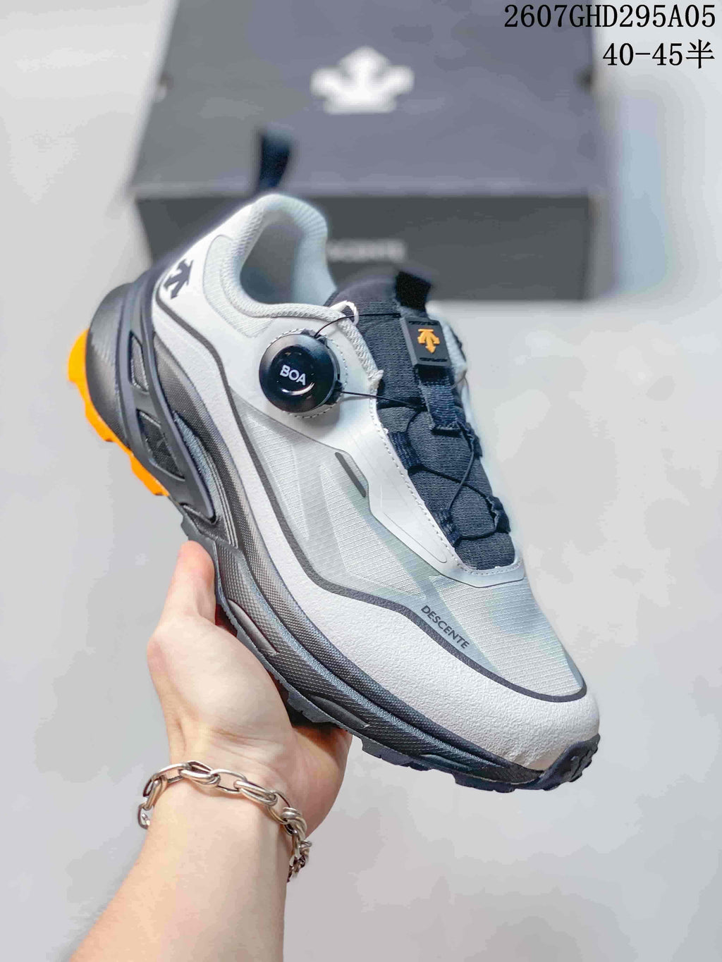 Descente Fitstep Wire Training Sneakers in White Gray 2607GHD295A05 - product image from the listing.