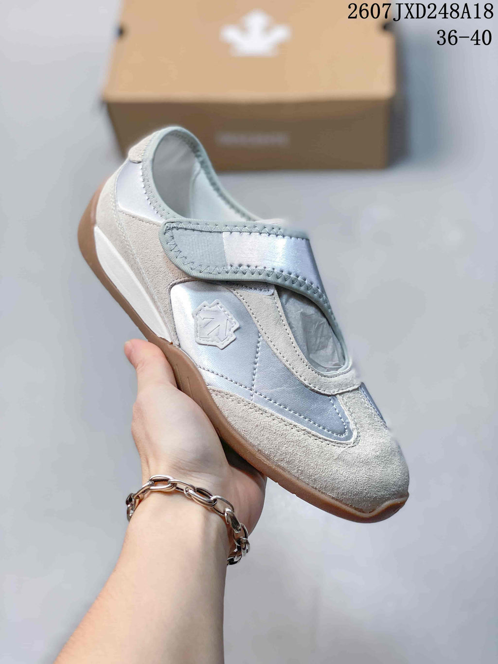 DESCENTE EDGE COURT RETRO Low-Top Sneakers in Silver White - product image from the listing.