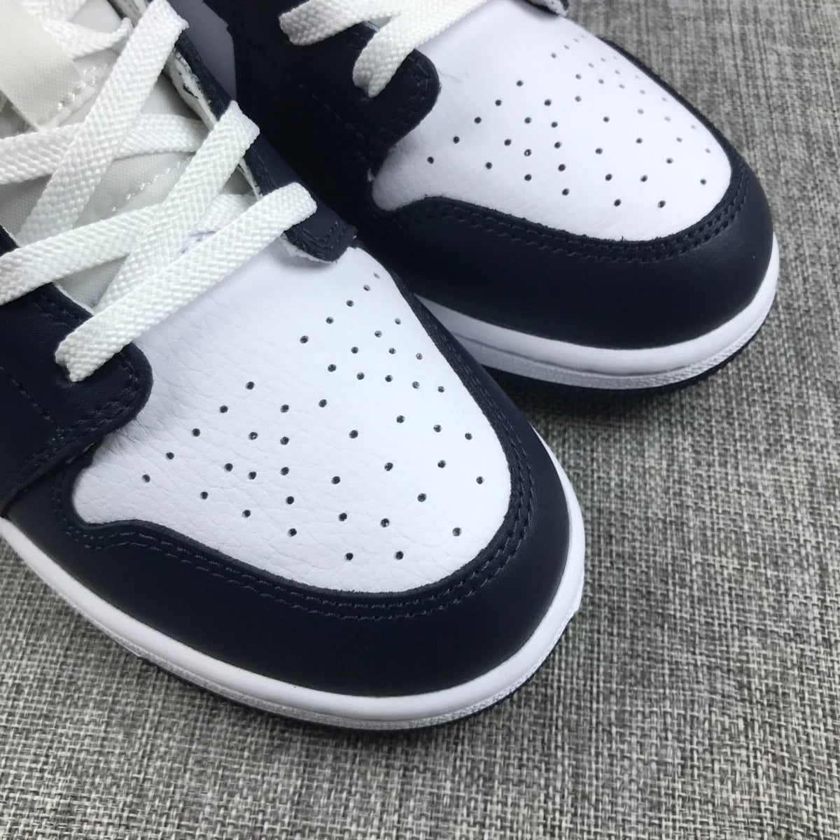 What The Obsidian Sneakers - Jordan 1 Mid 554724-174 - product image from the listing.