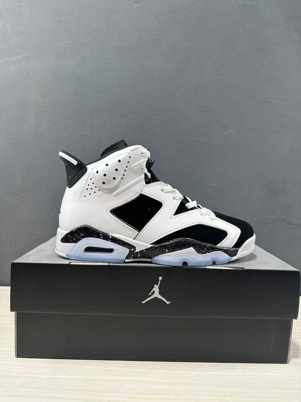 Air Jordan 6 Reverse Oreo Sneakers White Black CT8529-108 - product image from the listing.