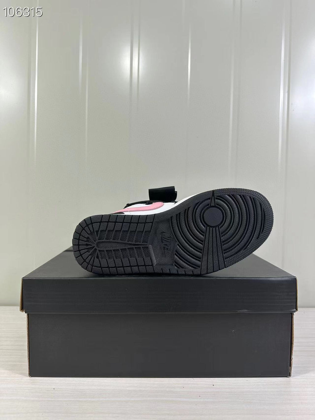 Air Jordan 1 Low GS Black Pink DX4374-008 - product image from the listing.
