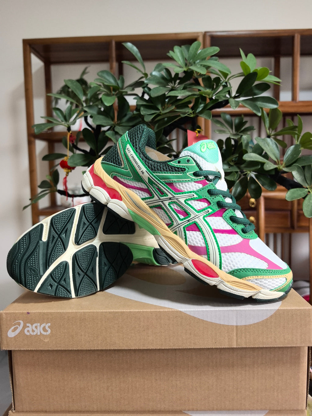 ASICS GEL-Cumulus 16 Sneakers in Green and White - product image from the listing.