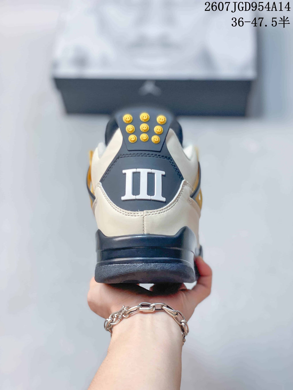 Air Jordan 4 Retro Sneakers Off-White - product image from the listing.