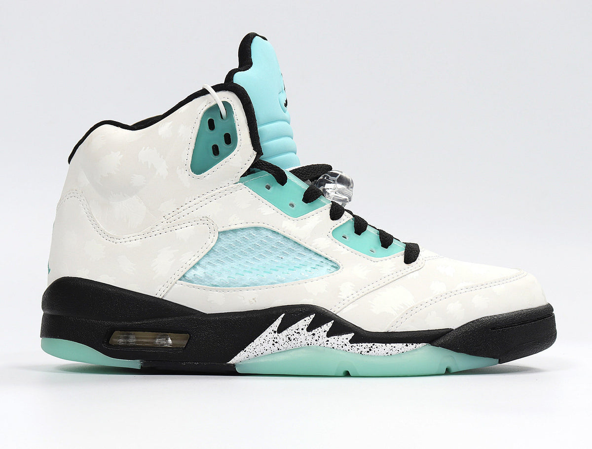 Jordan 4 Retro Sneakers in White and Mint CN2932-100 - product image from the listing.