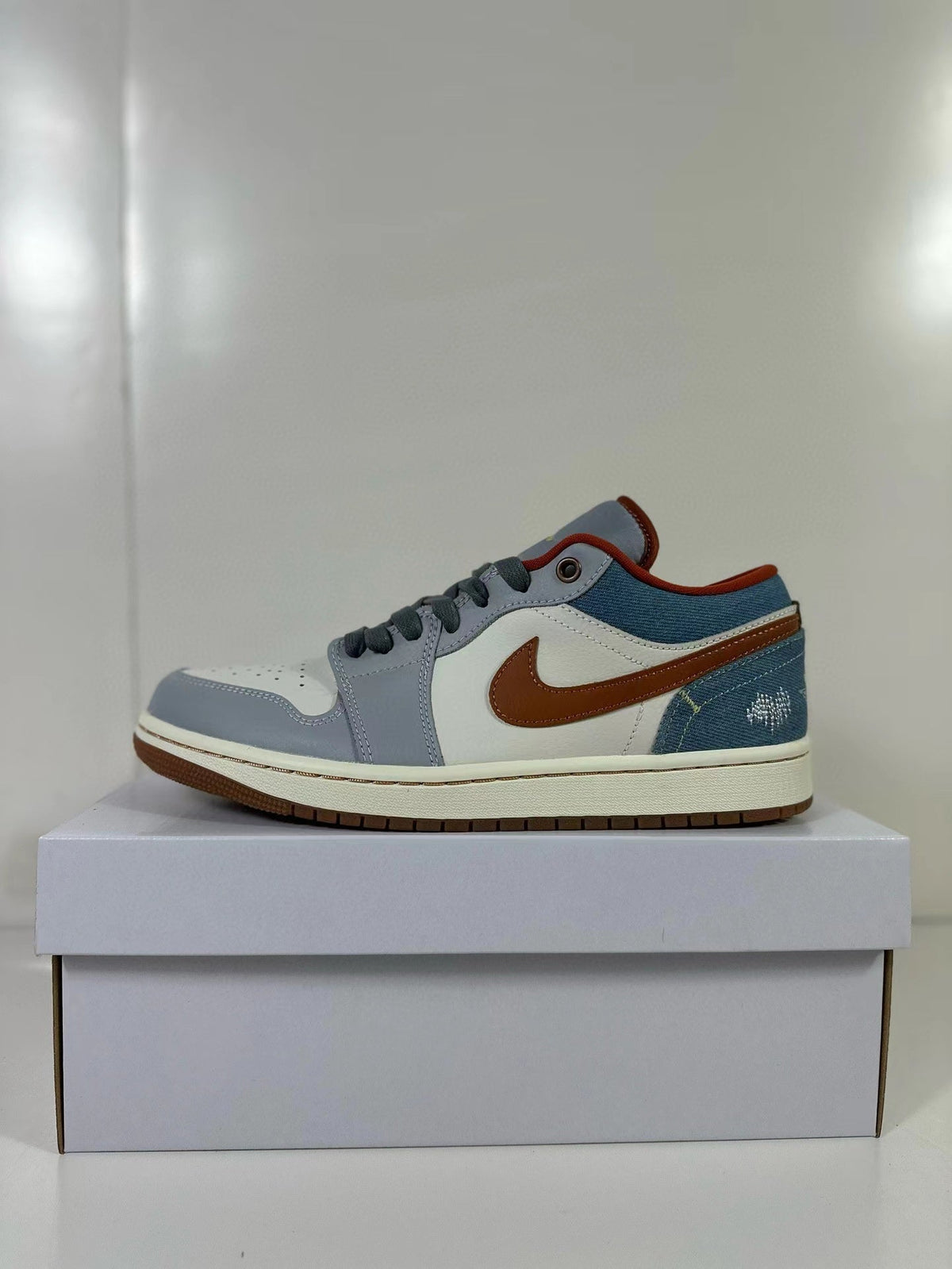 Air Jordan 1 Low Blue White FZ5045-019 - product image from the listing.