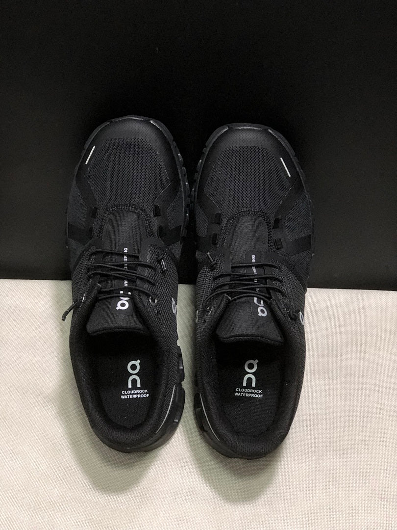 On Cloud 6 Sneakers in Black - product image from the listing.