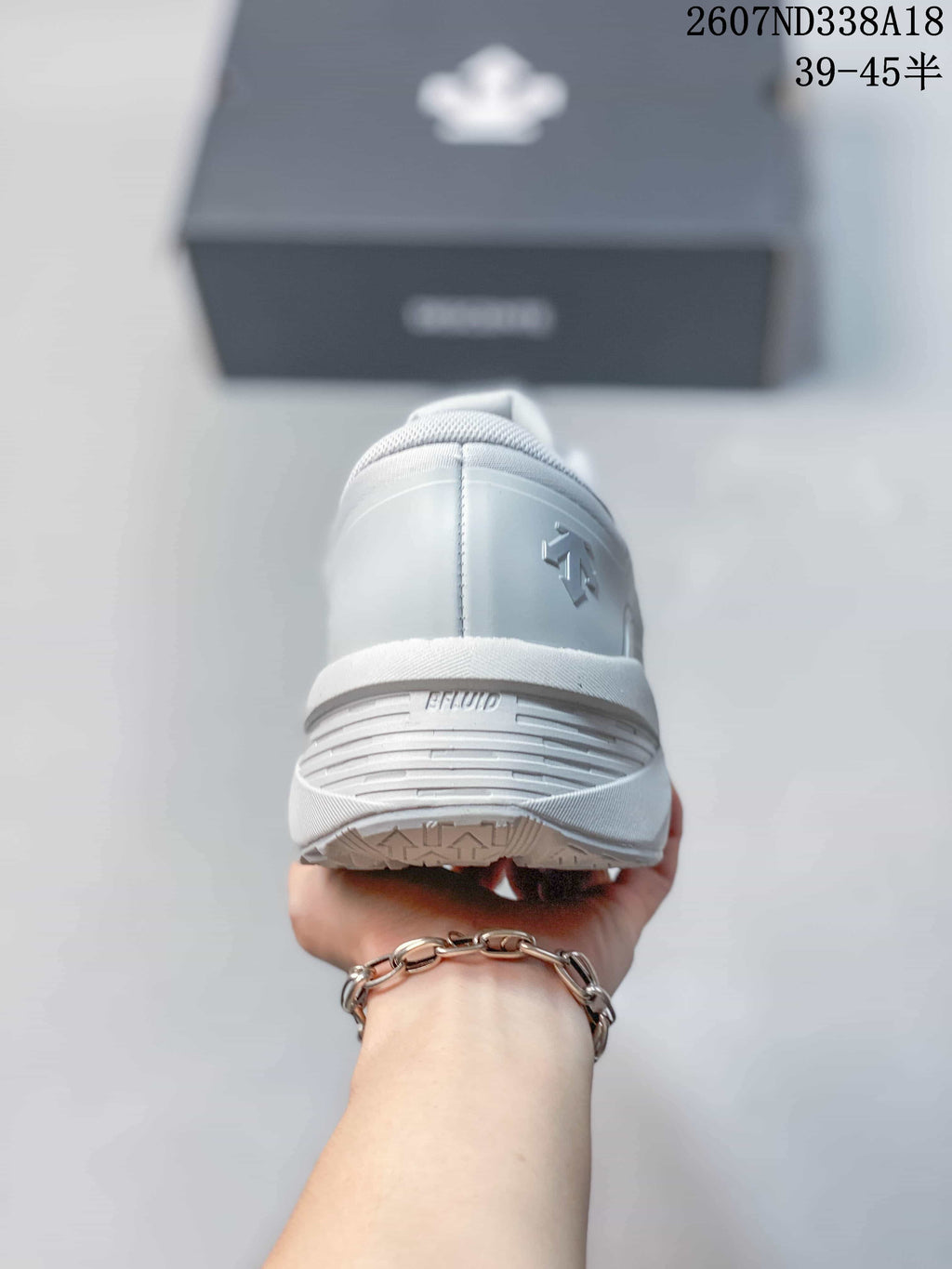 Descente D.F. Wire 3.0 White BOA Sneakers for Running - product image from the listing.