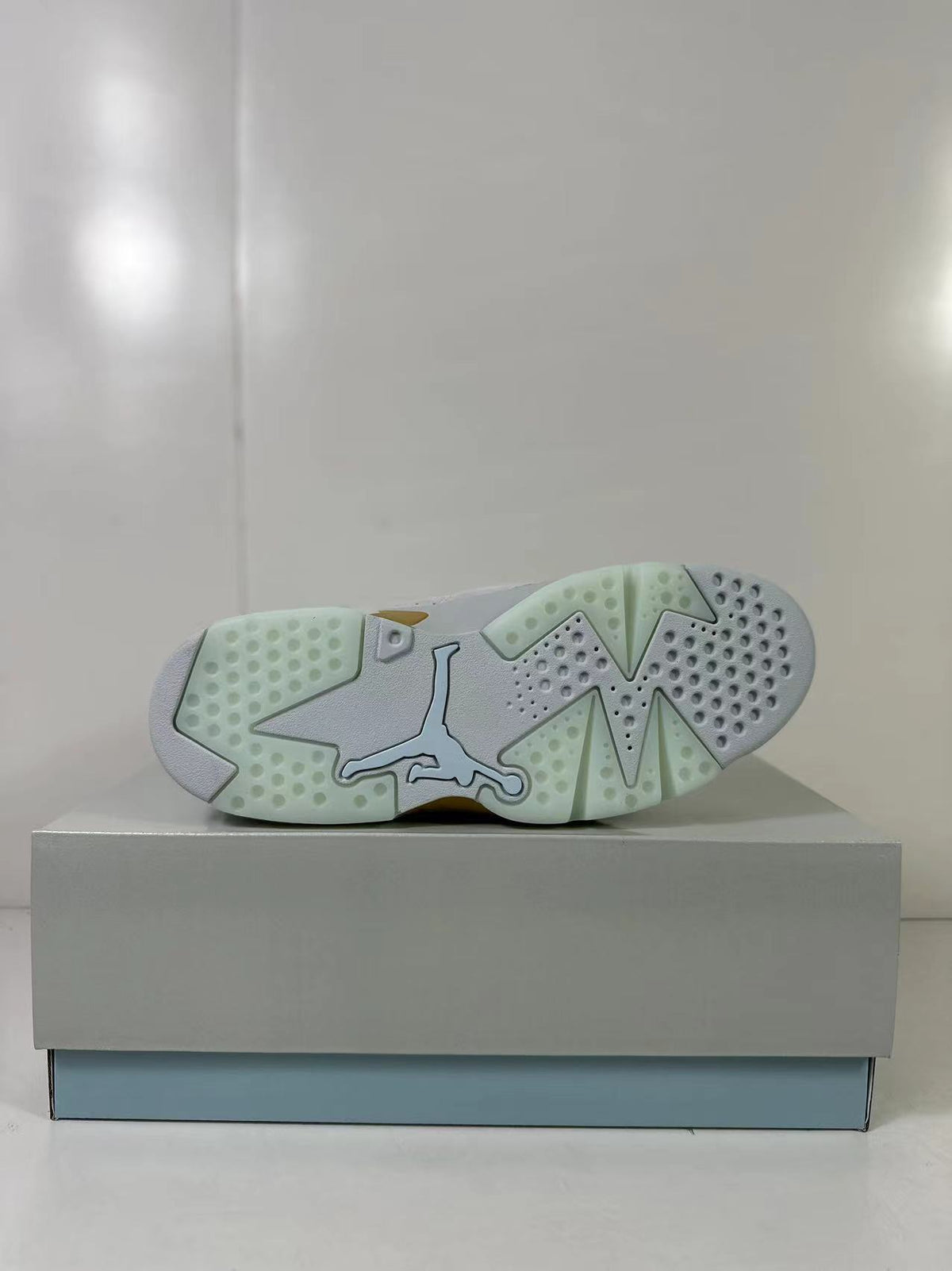 Air Jordan 6 High Sneakers White Gold Glacier Blue DQ4914-074 - product image from the listing.