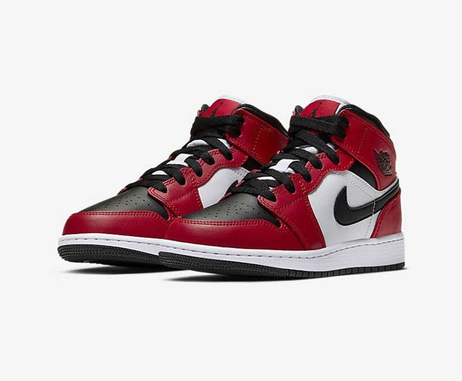 Chicago Black Toe - Jordan 1 Mid 554724 - product image from the listing.
