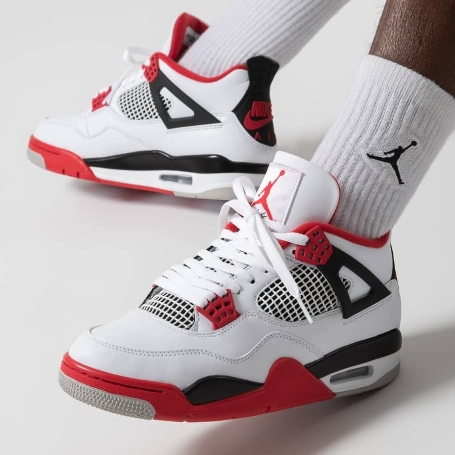 Fire Red (2020) - Jordan 4 Retro - product image from the listing.
